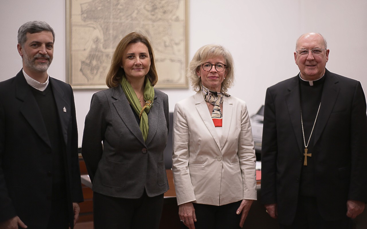 En la foto, las dos subsecretarias entre el prefecto Kevin Farrell y el secretario p. Alexandre Awi.